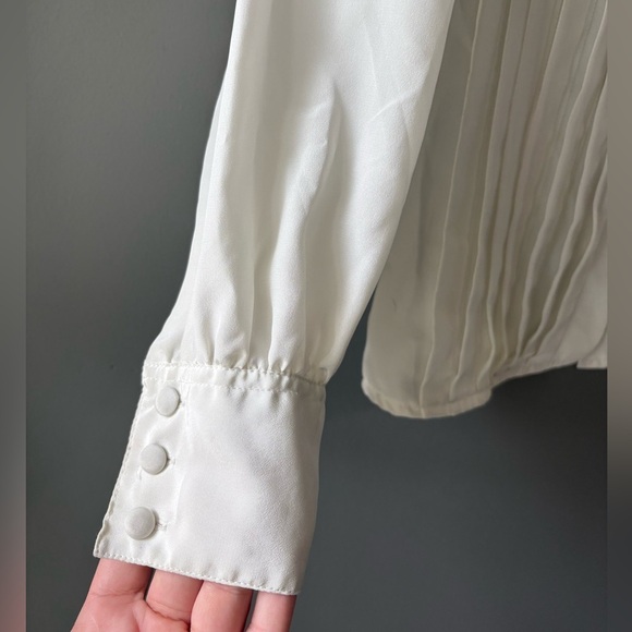 CHAUS, size 10, Elegant White Pleated long sleeve Women's Blouse - Picture 2 of 6